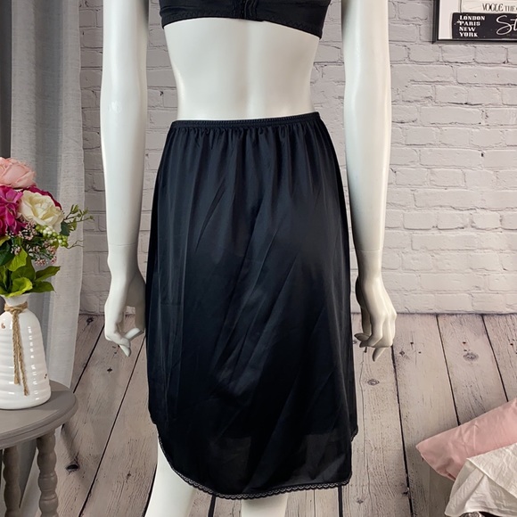 Vanity Fair Black Slip Size: Medium - Picture 4 of 16